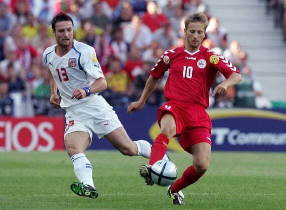 Martin Jiranek (Tschechien, li.) gegen Martin Jörgensen (Dänemark) Fußball EM Herren Euro 2004, Europameisterschaft, Länderspiel, Nationalmannschaft, Nationalteam, Viertelfinale, Vdig Gruppe Porto Dynamik,