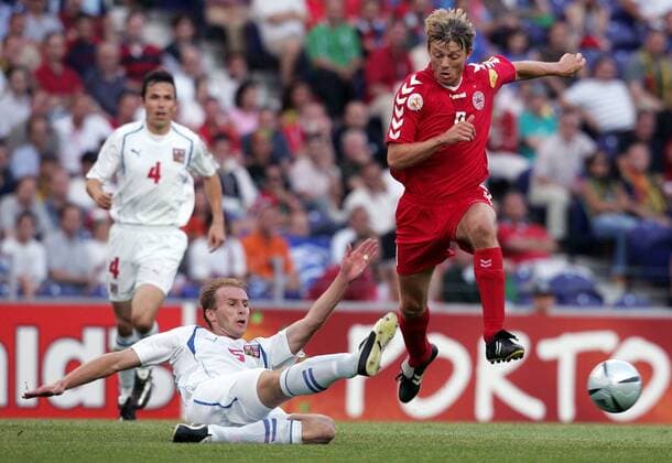 Rene Bolf (Tschechien, li.) gegen Jon Dahl Tomasson (Dänemark) Fußball EM Herren Euro 2004, Europameisterschaft, Länderspiel, Nationalmannschaft, Nationalteam, Viertelfinale, Vdig Gruppe Porto Dynamik, Kampf,