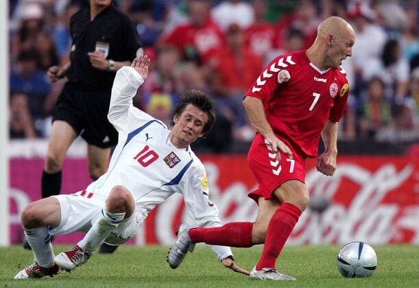 Tomas Rosicky (Tschechien, li.) rutscht gegen Thomas Gravesen (Dänemark) weg Fußball EM Herren Euro 2004, Europameisterschaft, Länderspiel, Nationalmannschaft, Nationalteam, Viertelfinale, Vdig Gruppe Porto Dynamik,