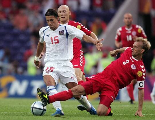 Rene Henriksen (Dänemark, re.) grätscht gegen Milan Baros (Tschechien) Fußball EM Herren Euro 2004, Europameisterschaft, Länderspiel, Nationalmannschaft, Nationalteam, Viertelfinale, Vdig Gruppe Porto Dynamik, Kampf,