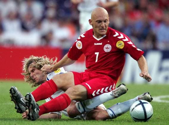Thomas Gravesen (Dänemark) begräbt Pavel Nedved (Tschechien) unter sich Fußball EM Herren Euro 2004, Europameisterschaft, Länderspiel, Nationalmannschaft, Nationalteam, Viertelfinale, Vdig Gruppe Porto Dynamik, Kampf,