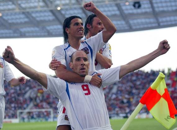 Torjubel Tschechien an der Eckfahne, v.vorn: Torschütze Jan Koller, Milan Baros und Marek Jankulovski Fußball EM Herren Euro 2004, Europameisterschaft, Länderspiel, Nationalmannschaft, Nationalteam, Viertelfinale, Vdig Gruppe Porto Freude, Begeisterung,