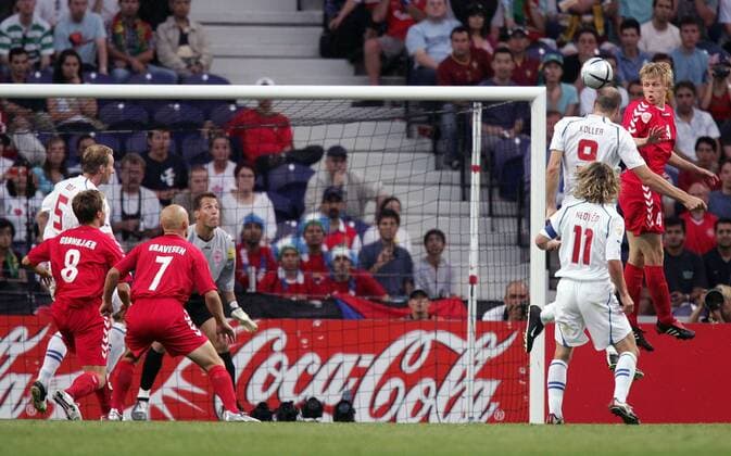 Jan Koller (Tschechien, 2.v.re.) steigt höher als Martin Laursen (Dänemark) und köpft zur 1:0 Führung ein Fußball EM Herren Euro 2004, Europameisterschaft, Länderspiel, Nationalmannschaft, Nationalteam, Viertelfinale, Vdig Totale Porto Dynamik,