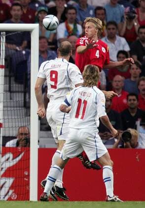 Jan Koller (Tschechien) erzielt vor Martin Laursen (Dänemark) die 1:0 Führung Fußball EM Herren Euro 2004, Europameisterschaft, Länderspiel, Nationalmannschaft, Nationalteam, Viertelfinale, Vdig Gruppe Porto Dynamik,