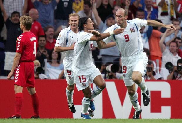 Torjubel Tschechien: Torschütze Jan Koller (re.) jubelt mit Milan Baros (Mitte) und Rene Bolf Fußball EM Herren Euro 2004, Europameisterschaft, Länderspiel, Nationalmannschaft, Nationalteam, Viertelfinale, Vdig Gruppe Porto Freude,