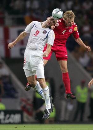 Jan Koller (Tschechien, li.) gegen Martin Laursen (Dänemark) Fußball EM Herren Euro 2004, Europameisterschaft, Länderspiel, Nationalmannschaft, Nationalteam, Viertelfinale Gruppe Porto Dynamik, Höhe,