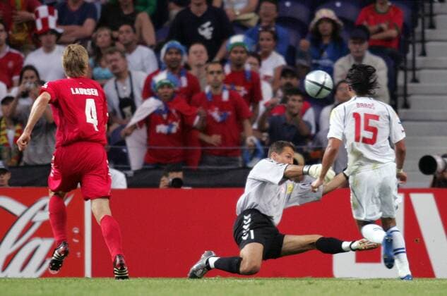Milan Baros (Tschechien, re.) lupft den Ball über Torwart Thomas Sörensen (Dänemark) zum 2:0 Fußball EM Herren Euro 2004, Europameisterschaft, Länderspiel, Nationalmannschaft, Nationalteam, Viertelfinale Gruppe Porto Dynamik,