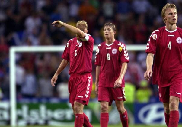 V.li.: Rene Henriksen, Tomasson und Martin Laursen alle (Dänemark) enttäuscht Fußball EM Herren Euro 2004, Europameisterschaft, Länderspiel, Nationalmannschaft, Nationalteam, Viertelfinale, Vdig Gruppe Porto Enttäuschung,