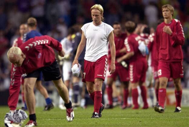 Christian Poulsen (Dänemark, Mitte) enttäuscht Fußball EM Herren Euro 2004, Europameisterschaft, Länderspiel, Nationalmannschaft, Nationalteam, Viertelfinale, Vdig Gruppe Porto Enttäuschung,