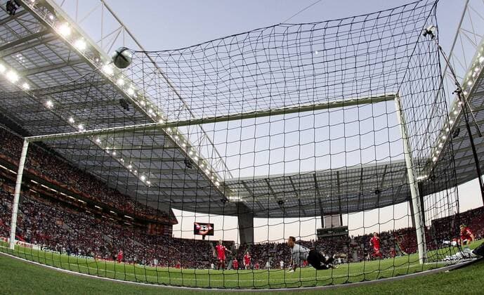 Der Ball zappelt im Netz, Tschechien führt 2:0 Fußball EM Herren Euro 2004, Europameisterschaft, Länderspiel, Nationalmannschaft, Nationalteam, Viertelfinale Totale Porto