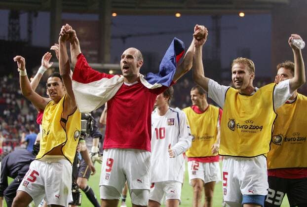 Schlussjubel Tschechien, v.li.: Milan Baros, Jan Koller und Rene Bolf freuen sich über den Halbfinaleinzug Fußball EM Herren Euro 2004, Europameisterschaft, Länderspiel, Nationalmannschaft, Nationalteam, Viertelfinale Gruppe Porto Freude