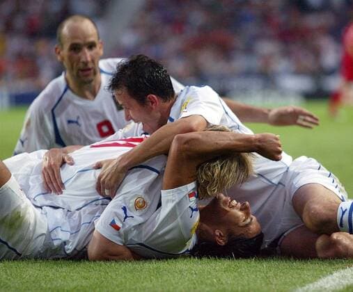 Torjubel Tschechien, Torschütze Milan Baros (unten) wird von seinen Kollegen Pavel Nedved (li.), Marek Jankulovski und Koller begeistert gefeiert Fußball EM Herren Euro 2004, Europameisterschaft, Länderspiel, Nationalmannschaft, Nationalteam, Viertelfinale Gruppe Porto Freude, Begeisterung