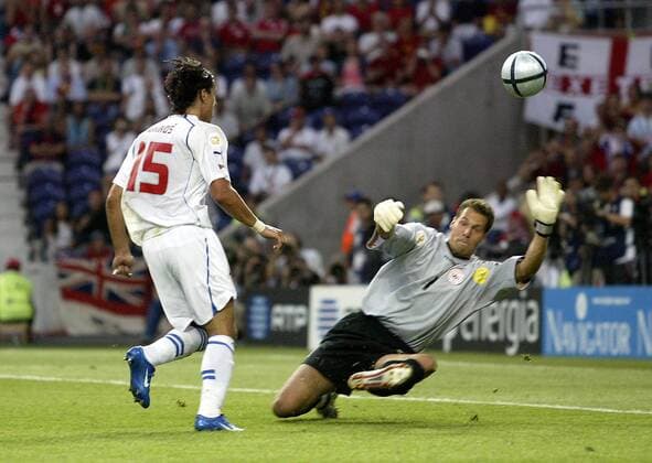 Milan Baros (Tschechien, li.) überwindet Torwart Thomas Sörensen (Dänemark) und trifft zum 2:0 Fußball EM Herren Euro 2004, Europameisterschaft, Länderspiel, Nationalmannschaft, Nationalteam, Viertelfinale Gruppe Porto Dynamik