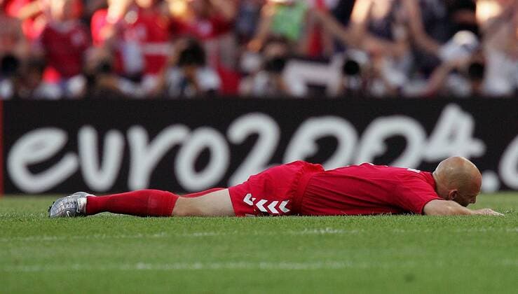 Thomas Gravesen (Dänemark) enttäuscht am Boden Fußball EM Herren Euro 2004, Europameisterschaft, Länderspiel, Nationalmannschaft, Nationalteam, Viertelfinale Einzelbild Porto Enttäuschung, Verzweiflung