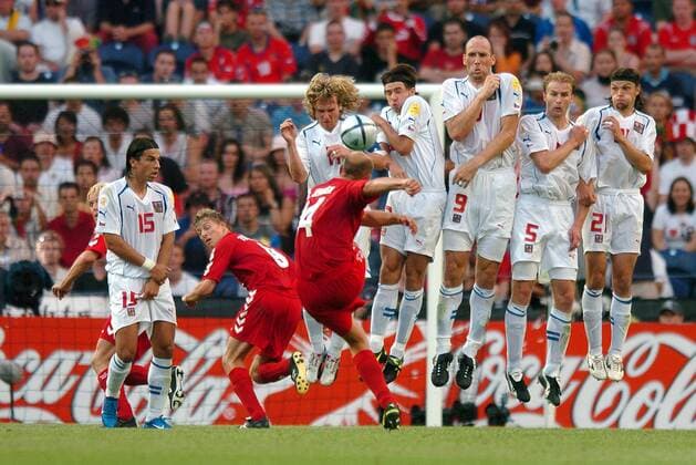 Die Mauer mit v. re. Tomas Ujfalusi, Rene Bolf, Jan Koller, Zdenek Grygera und Pavel Nedved (alle Tschechien) blockt den Freistoß von Claus Jensen (Dänemark) ab, li. Milan Baros (Tschechien) Fußball EM Herren Euro 2004, Europameisterschaft, Länderspiel, Nationalmannschaft, Nationalteam, Viertelfinale Gruppe Porto Dynamik, Abwehr,