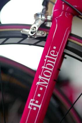Fahrradgabel mit dem Schriftzug des Sponsors T Mobile Radsport Herren Deutschlandtour 2004, Deutschlandrundfahrt, Rundfahrt, Straßenradsport, Straße, Rad, Zeitfahren Einzelbild 1. Etappe: Einzelzeitfahren Karlsruhe Karlsruhe