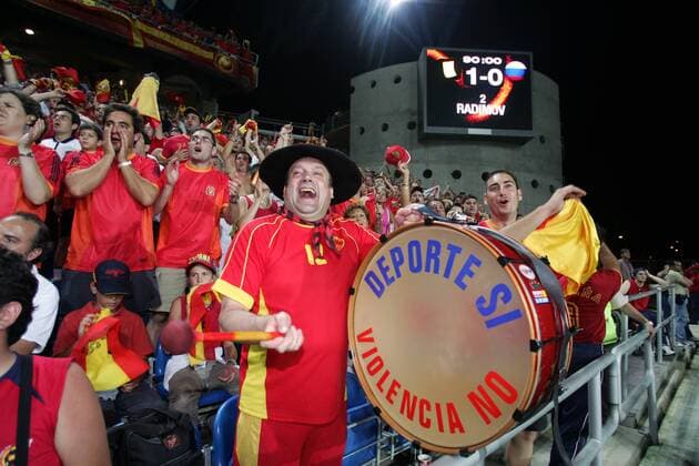 Deporte si - violencia no - der spanische Trommler Manolo lehnt Gewalt im Sport ab Fußball EM Herren Euro 2004, Europameisterschaft, Länderspiel, Nationalmannschaft, Nationalteam, Gruppe A Gruppe Faro-Loule