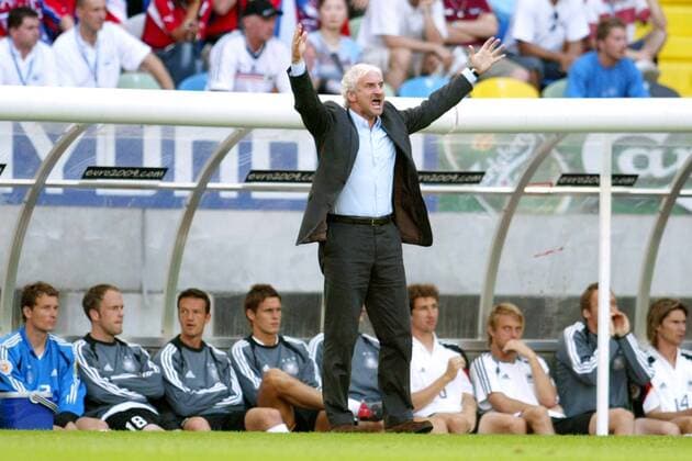 Teamchef Rudi Völler reklamiert wild gestikulierend, hi.v.li.: Ersatztorwart Lehmann, Ernst, Bobic, Kehl, ... (alle Deutschland) Fußball EM Herren Euro 2004, Europameisterschaft, Länderspiel, Nationalmannschaft, Nationalteam, Gruppe D Gruppe Nationaltrainer Lissabon, verzweifelt Wut, Verzweiflung