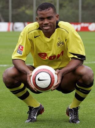 Sunday Oliseh (BVB) mit Ball Fußball 1. BL Herren Saisonvorbereitung 2004 2005, Vorbereitung, Trainingsauftakt Einzelbild Dortmund