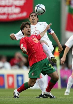 Deco (Portugal, li.) gegen Phillip Cocu (Niederlande) Fußball EM Herren Euro 2004, Europameisterschaft, Länderspiel, Nationalmannschaft, Nationalteam, Halbfinale, Vdig Gruppe Lissabon Dynamik,
