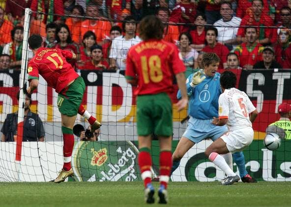 Cristiano Ronaldo (Portugal, li.) trifft per Kopf zum 1:0, Torwart Edwin van der Sar (Niederlande) siehts mit Schrecken Fußball EM Herren Euro 2004, Europameisterschaft, Länderspiel, Nationalmannschaft, Nationalteam, Halbfinale, Vdig Gruppe Lissabon Dynamik,