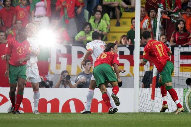 Cristiano Ronaldo (Portugal, re.) trifft per Kopf zum 1:0, auch die Blitzlichter konnten ihn nicht ablenken Fußball EM Herren Euro 2004, Europameisterschaft, Länderspiel, Nationalmannschaft, Nationalteam, Halbfinale, Vdig Gruppe Lissabon