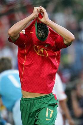 Cristiano Ronaldo (Portugal) zieht beim Torjubel sein Trikot aus Fußball EM Herren Euro 2004, Europameisterschaft, Länderspiel, Nationalmannschaft, Nationalteam, Halbfinale, Vdig Einzelbild Lissabon Freude,