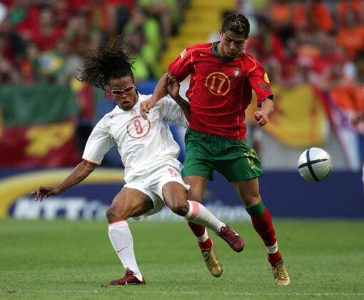 Edgar Davids (Niederlande, li.) gegen Cristiano Ronaldo (Portugal) Fußball EM Herren Euro 2004, Europameisterschaft, Länderspiel, Nationalmannschaft, Nationalteam, Halbfinale, Vdig Gruppe Lissabon Dynamik,