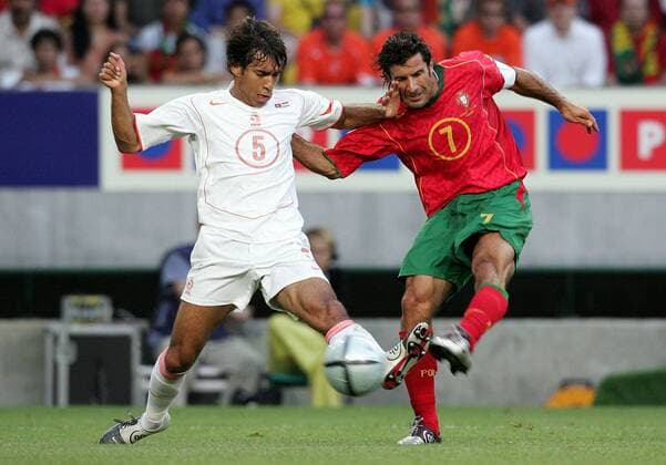 Luis Figo (Portugal, re.) zieht vor Giovanni van Bronckhorst (Niederlande) ab Fußball EM Herren Euro 2004, Europameisterschaft, Länderspiel, Nationalmannschaft, Nationalteam, Halbfinale, Vdig Gruppe Lissabon Dynamik, Kampf