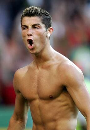 Cristiano Ronaldo (Portugal) präsentiert beim Torjubel seinen gestählten Oberkörper Fußball EM Herren Euro 2004, Europameisterschaft, Länderspiel, Nationalmannschaft, Nationalteam, Halbfinale, Vdig Einzelbild Lissabon Freude, Begeisterung