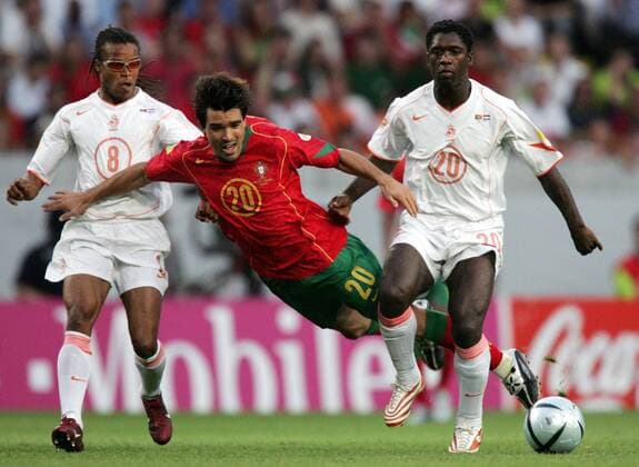 Deco (Mitte, Portugal) wird von Edgar Davids (li.) und Clarence Seedorf (beide Niederlande) in die Zange genommen Fußball EM Herren Euro 2004, Europameisterschaft, Länderspiel, Nationalmannschaft, Nationalteam, Halbfinale Gruppe Lissabon Dynamik,