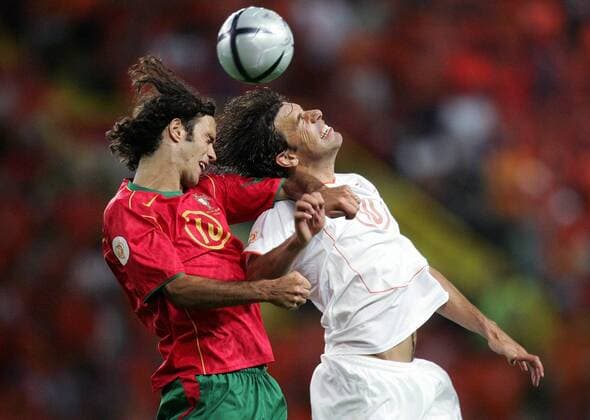 Ricardo Carvalho (li., Portugal) gegen Ruud van Nistelrooy (Niederlande) Fußball EM Herren Euro 2004, Europameisterschaft, Länderspiel, Nationalmannschaft, Nationalteam, Halbfinale Gruppe Lissabon Dynamik, Kampf,
