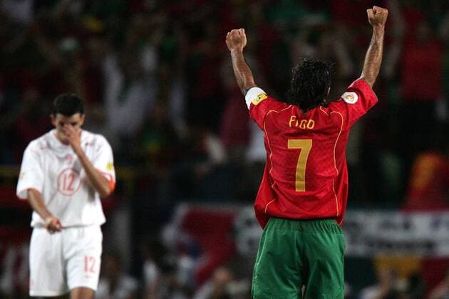 Freud und Leid nach Spielende: Luis Figo (re., Portugal) feiert den Finaleinzug während Roy Makaay (Niederlande) mit gesenktem Kopf den Platz verläßt Fußball EM Herren Euro 2004, Europameisterschaft, Länderspiel, Nationalmannschaft, Nationalteam, Halbfinale Gruppe Symbol, Feature Lissabon Begeisterung, Freude,