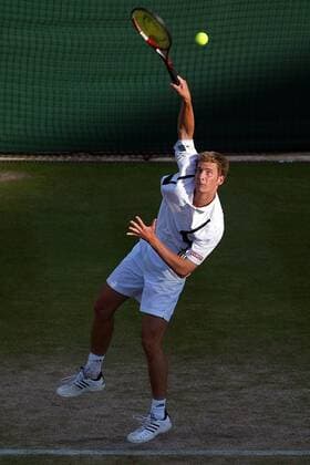 Florian Mayer (Deutschland) - Aufschlag Tennis Herren All England Championships 2004, ATP-Tour, Grand Slam, Rasen, Rasenplatz, Rasentennis, Rasenturnier Einzelbild Wimbledon London Dynamik,