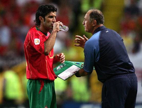 Luis Figo (li.) nimmt von Nationaltrainer Luiz Felipe Scolari (beide Portugal) Anweisungen entgegen Fußball EM Herren Euro 2004, Europameisterschaft, Länderspiel, Nationalmannschaft, Nationalteam, Halbfinale Gruppe Lissabon