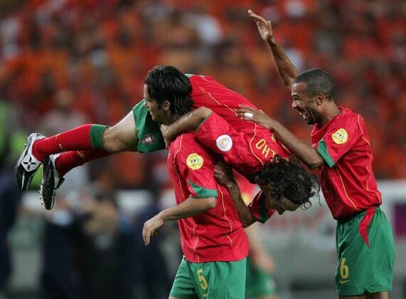 Schlußjubel bei Fernando Couto (li.), der Ricardo Carvalho (Mitte) auf den Schultern trägt, daneben Costinha (alle Portugal) Fußball EM Herren Euro 2004, Europameisterschaft, Länderspiel, Nationalmannschaft, Nationalteam, Halbfinale Gruppe Lissabon Glück, Begeisterung, Freude,