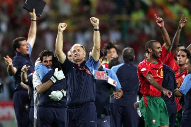 Die Portugiesen feiern den Finaleinzug, u.a. Nationaltrainer Luiz Felipe Scolari (li.) und Costinha (beide Portugal) Fußball EM Herren Euro 2004, Europameisterschaft, Länderspiel, Nationalmannschaft, Nationalteam, Halbfinale Gruppe Lissabon Glück, Begeisterung, Freude,