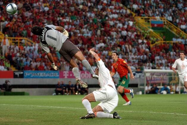 Andrade (nicht im Bild) lenkt den Ball unglücklich über Torwart Ricardo (beide Portugal) zum 2:1, Ruud van Nistelrooy (Niederlande, re.) muß nicht mehr eingreifen - die Portugiesen schießen alle Tore selbst Fußball EM Herren Euro 2004, Europameisterschaft, Länderspiel, Nationalmannschaft, Nationalteam, Halbfinale Gruppe Lissabon Dynamik, Höhe