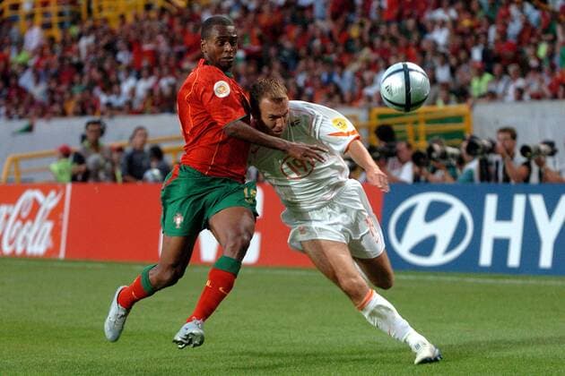 Miguel (Portugal, li.) gegen Arjen Robben (Niederlande) Fußball EM Herren Euro 2004, Europameisterschaft, Länderspiel, Nationalmannschaft, Nationalteam, Halbfinale Gruppe Lissabon Dynamik, Kampf,