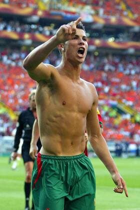 Cristiano Ronaldo (Portugal) zeigt beim Torjubel seinen durchaus sehenswerten Oberkörper Fußball EM Herren Euro 2004, Europameisterschaft, Länderspiel, Nationalmannschaft, Nationalteam, Halbfinale Einzelbild Lissabon Glück, Begeisterung, Freude,