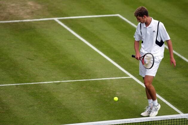 Florian Mayer (Deutschland) enttäuscht Tennis Herren All England Championships 2004, ATP-Tour, Grand Slam, Rasen, Rasenplatz, Rasentennis, Rasenturnier Einzelbild Wimbledon London Enttäuschung,