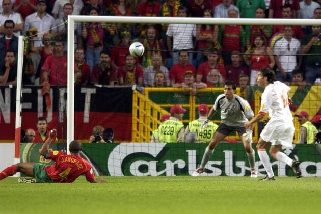 Jorge Andrade (li.) rutscht der Ball unglücklich über den Spann ins eigene Tor zum 2:1, Torwart Ricardo (beide Portugal) kann nicht mehr rechtzeitig reagieren, re. Ruud van Nistelrooy (Niederlande) in Lauerstellung Fußball EM Herren Euro 2004, Europameisterschaft, Länderspiel, Nationalmannschaft, Nationalteam, Halbfinale Gruppe Lissabon Dynamik