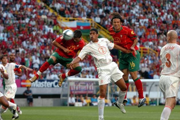 Cristiano Ronaldo (li.) trifft ungedeckt per Kopfball zum 1:0, Ricardo Carvalho (re., beide Portugal) beschäftigt Michael Reiziger (Niederlande) Fußball EM Herren Euro 2004, Europameisterschaft, Länderspiel, Nationalmannschaft, Nationalteam, Halbfinale Gruppe Lissabon Dynamik,