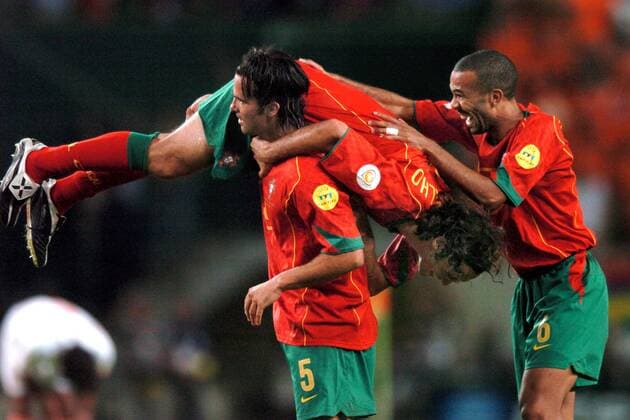 V. re.: Fernando Couto, Ricardo Carvalho und Costinha (alle Portugal) bejubeln den Finaleinzug Fußball EM Herren Euro 2004, Europameisterschaft, Länderspiel, Nationalmannschaft, Nationalteam, Halbfinale Gruppe Lissabon Glück Freude, Begeisterung,