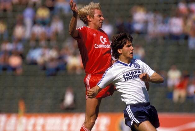 Norbert Nachtweih (li., Bayern) gegen Karl-Heinz Riedle (SV Blau-Weiß 90) Fußball 1. BL Herren Saison 1986 1987, FC Bayern München - Sp.Vg. BW 90 Berlin 2:0 Gruppe München Dynamik,