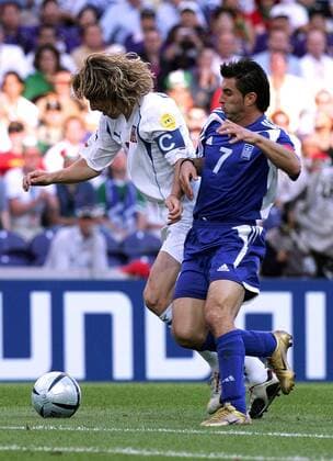 Pavel Nedved (Tschechien, li.) gegen Theodoros Zagorakis (Griechenland) Fußball EM Herren Euro 2004, Europameisterschaft, Länderspiel, Nationalmannschaft, Nationalteam, Halbfinale Gruppe Porto Dynamik,