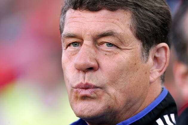 Nationaltrainer Otto Rehhagel (Griechenland) spitzt die Lippen Fußball EM Herren Euro 2004, Europameisterschaft, Länderspiel, Nationalmannschaft, Nationalteam, Halbfinale Porträt Porto Spannung, Skepsis, Nachdenklichkeit