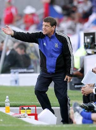 Nationaltrainer Otto Rehhagel (Griechenland) gibt Anweisungen Fußball EM Herren Euro 2004, Europameisterschaft, Länderspiel, Nationalmannschaft, Nationalteam, Halbfinale Einzelbild Porto