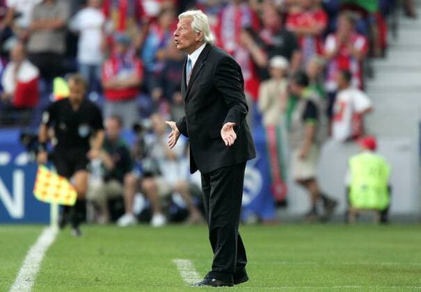 Nationaltrainer Karel Brückner (Tschechien) ratlos Fußball EM Herren Euro 2004, Europameisterschaft, Länderspiel, Nationalmannschaft, Nationalteam, Halbfinale Einzelbild Porto