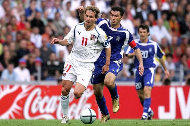 Pavel Nedved (Tschechien, li.) verfolgt von Theodoros Zagorakis (Griechenland) Fußball EM Herren Euro 2004, Europameisterschaft, Länderspiel, Nationalmannschaft, Nationalteam, Halbfinale Gruppe Porto Dynamik,